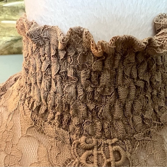 Cable & Gauge brand lace tan sleeveless top size M. - Picture 5 of 9